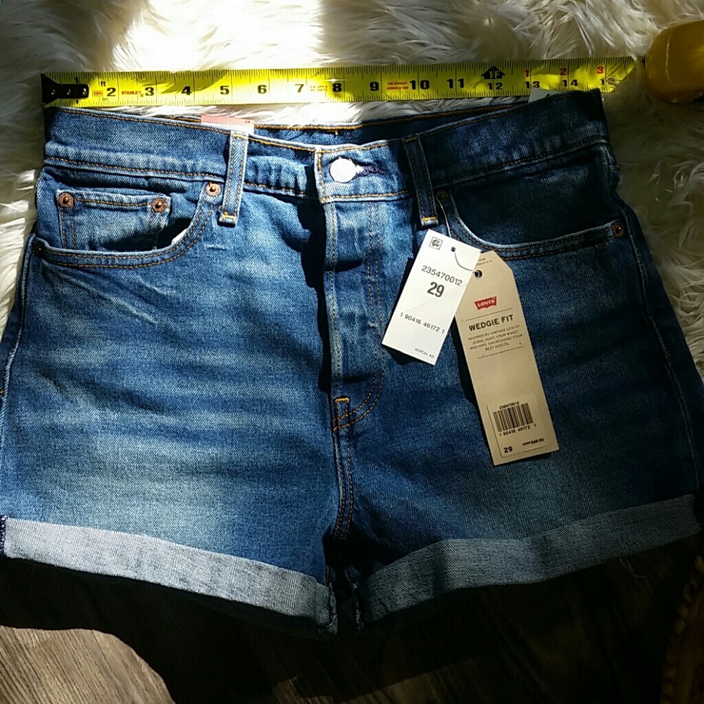 Levi's Wedgie fit high rise shorts - Picture 3 of 5